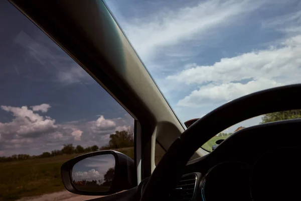 Ciel Bleu Avec Nuages Blancs Champ Arbres Derrière Fenêtre Voiture — Photo