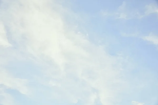 Beyaz Bulutlar Kopyalama Alanı Ile Huzurlu Açık Mavi Gökyüzü — Stok fotoğraf