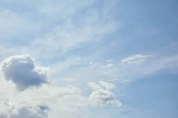 浅白云在宁静的蓝天与复制空间 — 图库照片