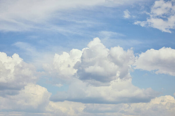 Мирный облачный пейзаж с белыми облаками на голубом небе
 