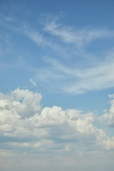 Blauer Himmel Mit Weißen Wolken Und Kopierraum — Stockfoto