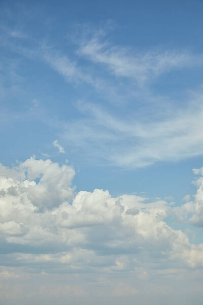 Синее небо с белыми облаками и копировальным пространством
