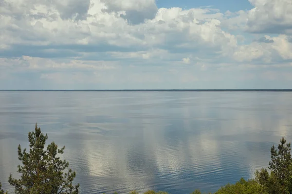 Γαλήνιο Τοπίο Καταπράσινα Φυλλώδη Δέντρα Και Ορίζοντας Μεταξύ Ποταμού Και — Φωτογραφία Αρχείου