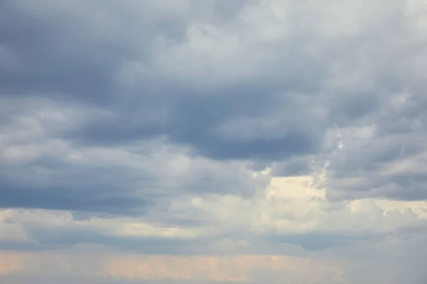 Белые Облака Мирном Голубом Небе Копировальным Пространством — стоковое фото