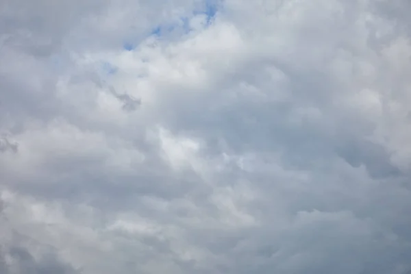 Cielo Oscuro Con Nubes Blancas Espacio Copia — Foto de Stock