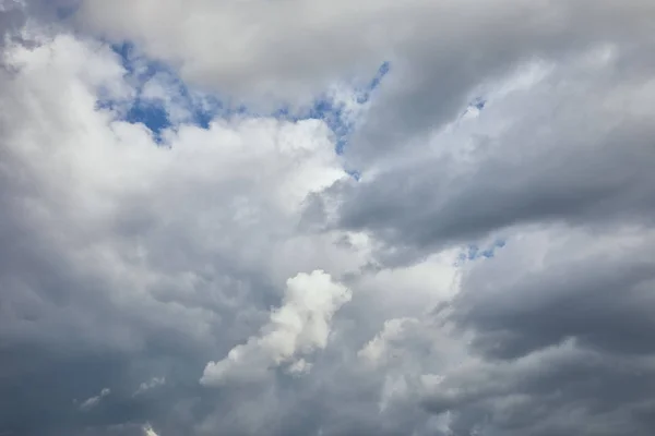 Bedeckter Blauer Himmel Mit Wolken Und Kopierraum — Stockfoto