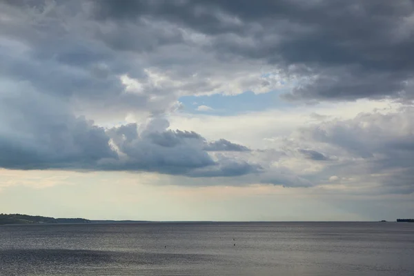 Bedecktes Wetter Mit Wolken Blauen Himmel Über Der Flussküste — Stockfoto