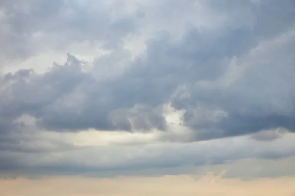 เมฆส ขาวท สงบส ขบนท องฟ าเนา — ภาพถ่ายสต็อก