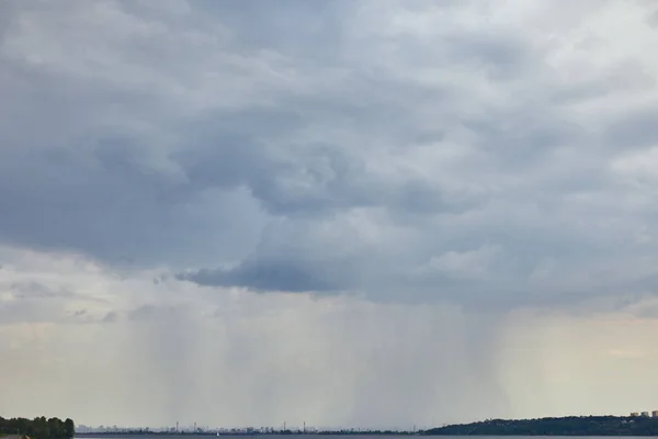 Συννεφιασμένη Θέα Από Μπλε Σύννεφα Και Βροχή Πάνω Δασικές Ακτές — Φωτογραφία Αρχείου