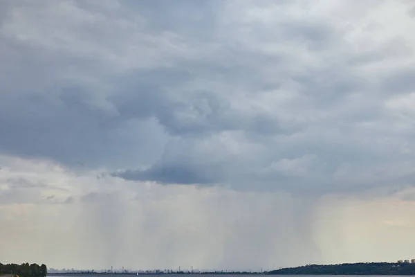 Vista Nublada Nubes Azules Lluvia Sobre Costa Forestal —  Fotos de Stock