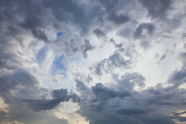 Dunkle Wolken Auf Blauem Himmel Hintergrund — Stockfoto