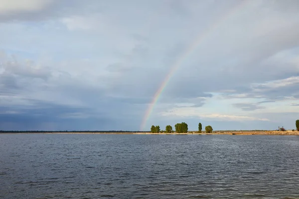 Landschaft Aus Blauem Himmel Regenbogen Fluss Und Küste Mit Bäumen — Stockfoto
