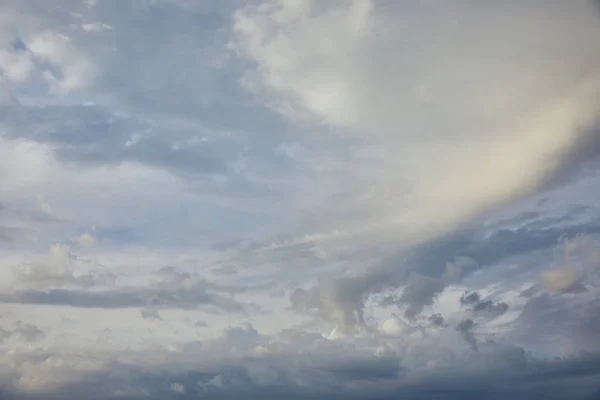 Vista Nubes Blancas Grises Sobre Fondo Azul Del Cielo — Foto de Stock