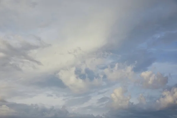 Uitzicht Witte Grijze Wolken Blauwe Zonlicht Hemel Achtergrond — Stockfoto