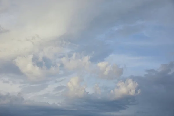Uitzicht Witte Grijze Wolken Blauwe Zonlicht Hemel Achtergrond — Stockfoto