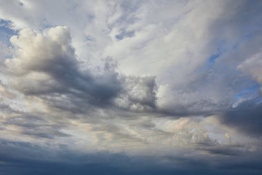 gri gökyüzü arka planı üzerinde koyu ve beyaz bulutların görünümü