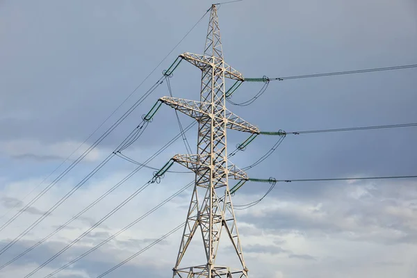 Lage Hoek Weergave Van Elektrische Paal Grijze Bewolkte Achtergrond — Stockfoto