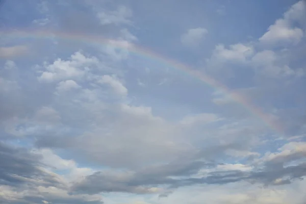 Arco Iris Sobre Fondo Cielo Azul Nubes Blancas — Foto de Stock