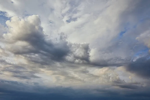 Vista Nubes Oscuras Blancas Sobre Fondo Gris Del Cielo —  Fotos de Stock