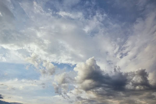 Vista Nubes Grises Blancas Sobre Fondo Azul Del Cielo Luz — Foto de Stock