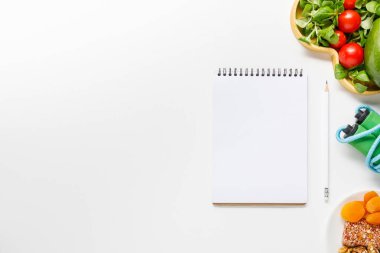 diyet gıda yakın boş Notebook üst görünümü ve beyaz arka planda ip atlama