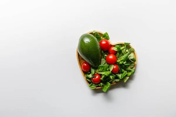 Vue Dessus Des Légumes Verts Frais Dans Bol Forme Coeur — Photo