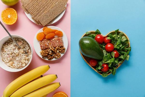 コピースペースを持つ青とピンクの背景に新鮮なダイエット食品のトップビュー — ストック写真