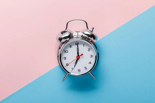 Vista Superior Relógio Alarme Prata Clássico Fundo Rosa Azul — Fotografia de Stock