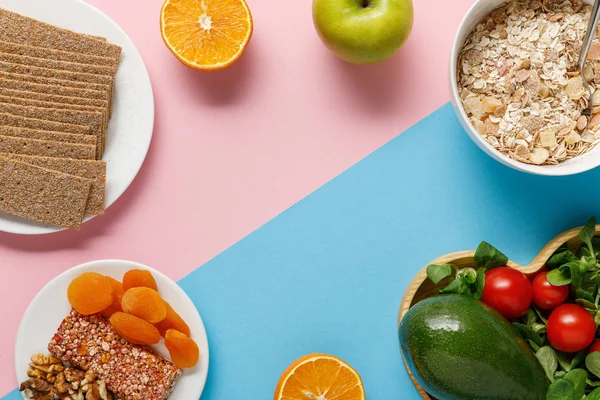파란색과 분홍색 배경에 맛있는 다이어트 음식과 스포츠 장비의 상단보기 — 스톡 사진