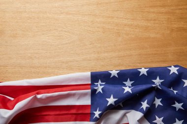 kopya alanı ile bej ahşap yüzey üzerinde Amerikan bayrağı üst görünümü