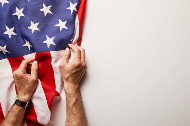 kopya alanı ile beyaz arka plan üzerinde Amerikan bayrağı tutan adam kırpılmış görünümü