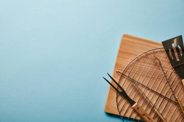 mavi arka plan üzerinde barbekü pişirme ekipmanları üst görünümü