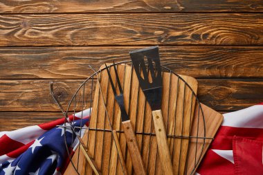 ahşap rustik masa üzerinde amerikan bayrağı ve barbekü ekipmanları üst görünümü