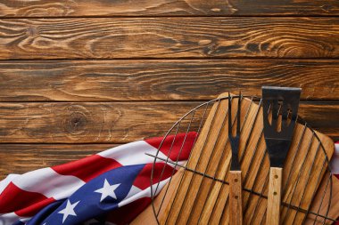 kopya alanı ile ahşap rustik masa üzerinde buruşuk Amerikan bayrağı ve barbekü ekipman üst görünümü