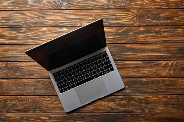 Vista Superior Laptop Com Tela Branco Superfície Madeira Com Espaço — Fotografia de Stock