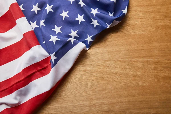 明るい木製の表面上のアメリカ国旗の上の眺め — ストック写真