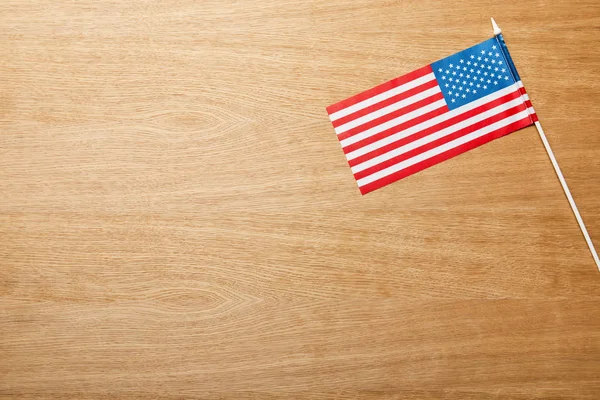 コピースペース付きの木製ライトテーブル上のアメリカ国旗の上の眺め — ストック写真