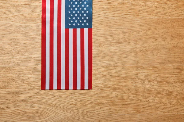 木製ベージュの背景にアメリカ国旗のトップビュー — ストック写真
