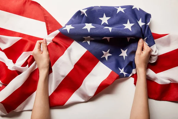 Recortado Vista Mujer Sosteniendo Bandera Americana Sobre Fondo Blanco — Foto de Stock