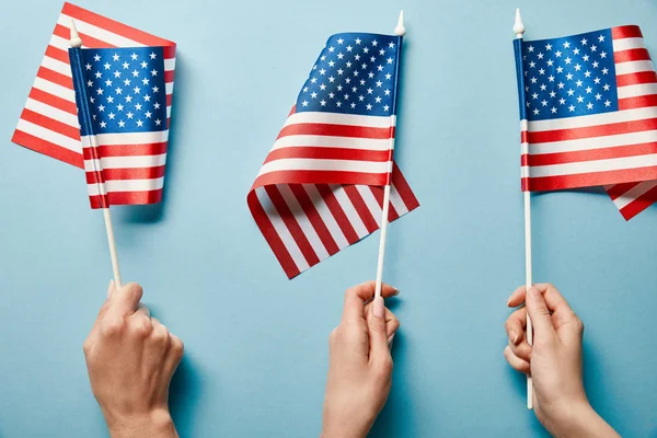 Vista Recortada Personas Sosteniendo Banderas Americanas Sobre Fondo Azul — Foto de Stock