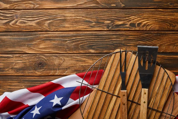 Widok Góry Zmięte Amerykańskiej Flagi Sprzęt Grillowania Drewnianym Rustykalnym Stole — Zdjęcie stockowe