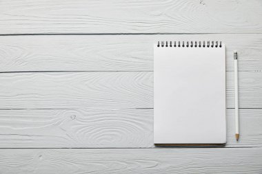 ahşap beyaz arka plan üzerinde kopya alanı ve kalem ile boş defter ile düz yatıyordu 