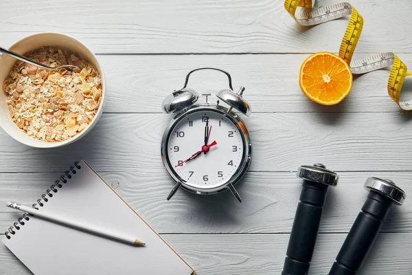 Top Uitzicht Van Zilveren Wekker Notebook Met Potlood Ontbijtgranen Meetlint — Stockfoto