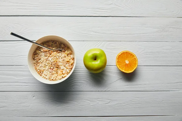 Platte Lag Met Ontbijtgranen Bowl Appel Oranje Houten Witte Achtergrond — Stockfoto