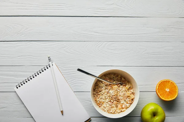 Vista Superior Del Cuaderno Con Lápiz Cereales Para Desayuno Tazón — Foto de Stock