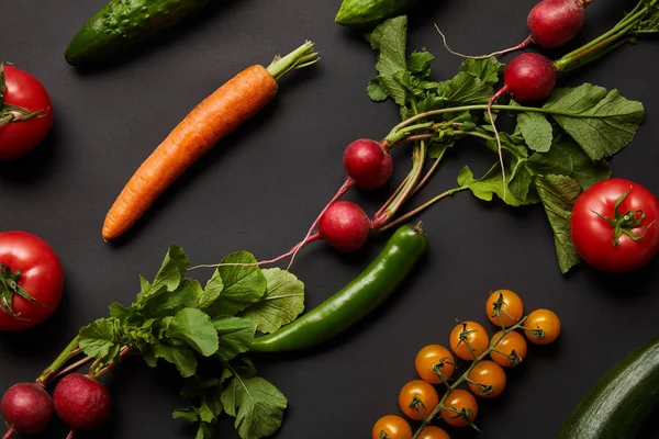 Légumes Savoureux Nutritifs Crus Avec Des Feuilles Vertes Sur Fond — Photo