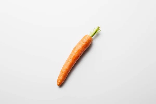 Vista Superior Deliciosa Zanahoria Madura Sobre Fondo Blanco —  Fotos de Stock