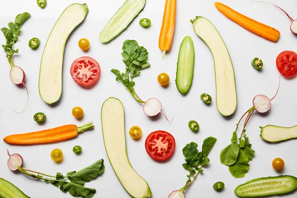 Vista Dall Alto Verdure Fresche Affettate Sfondo Bianco — Foto Stock