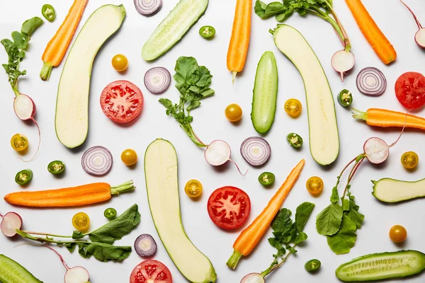 Vista Superior Verduras Frescas Rodajas Sabrosas Sobre Fondo Blanco — Foto de Stock