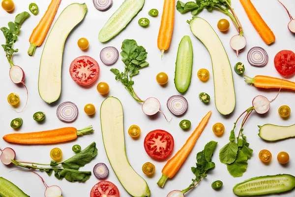Pohled Čerstvě Nakrájené Organické Zeleniny Bílém Pozadí — Stock fotografie
